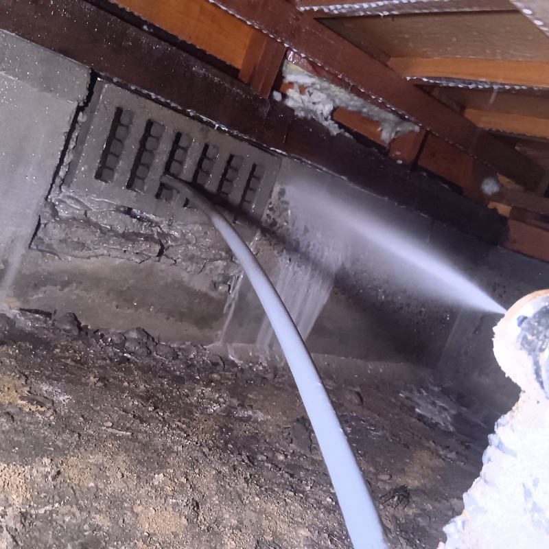 床下換気口まわりにシロアリ駆除剤を散布