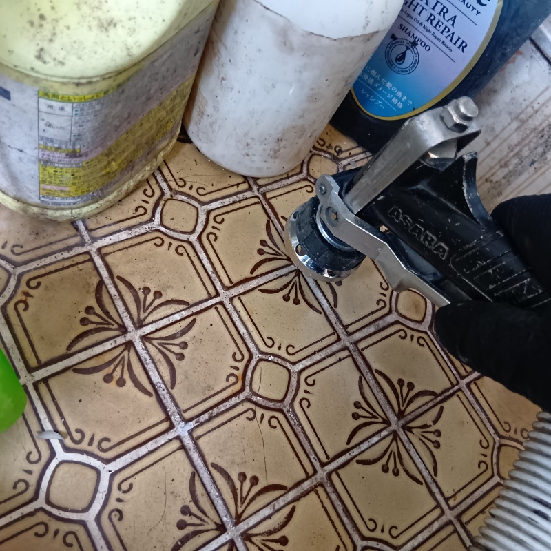 床にシロアリ駆除剤を注入