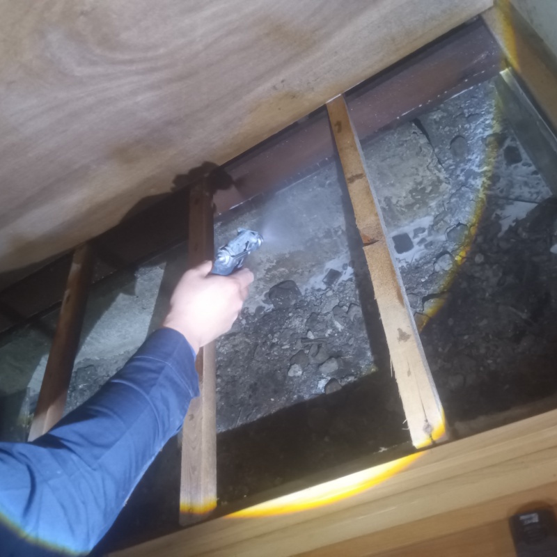 床下の地面にシロアリ駆除剤を散布