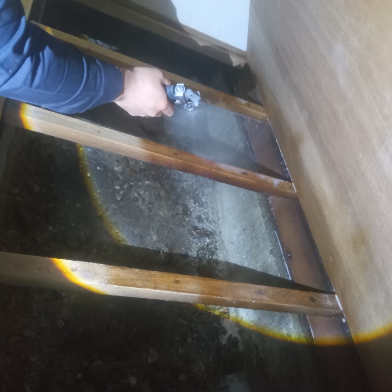 床下の地面にシロアリ駆除剤を散布