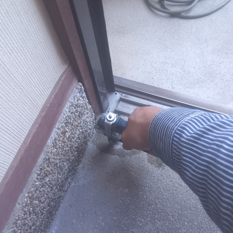 地面にシロアリ駆除剤を注入