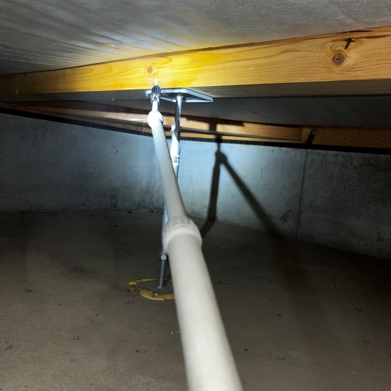 床下上部の木材に防蟻剤を散布