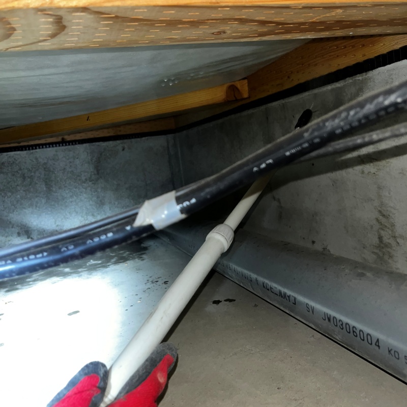 床下基礎のコンクリートに防蟻剤を吹き付けている様子