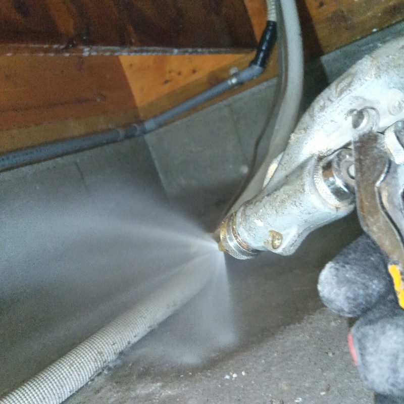 床下の基礎・ベタ基礎に防蟻剤を散布