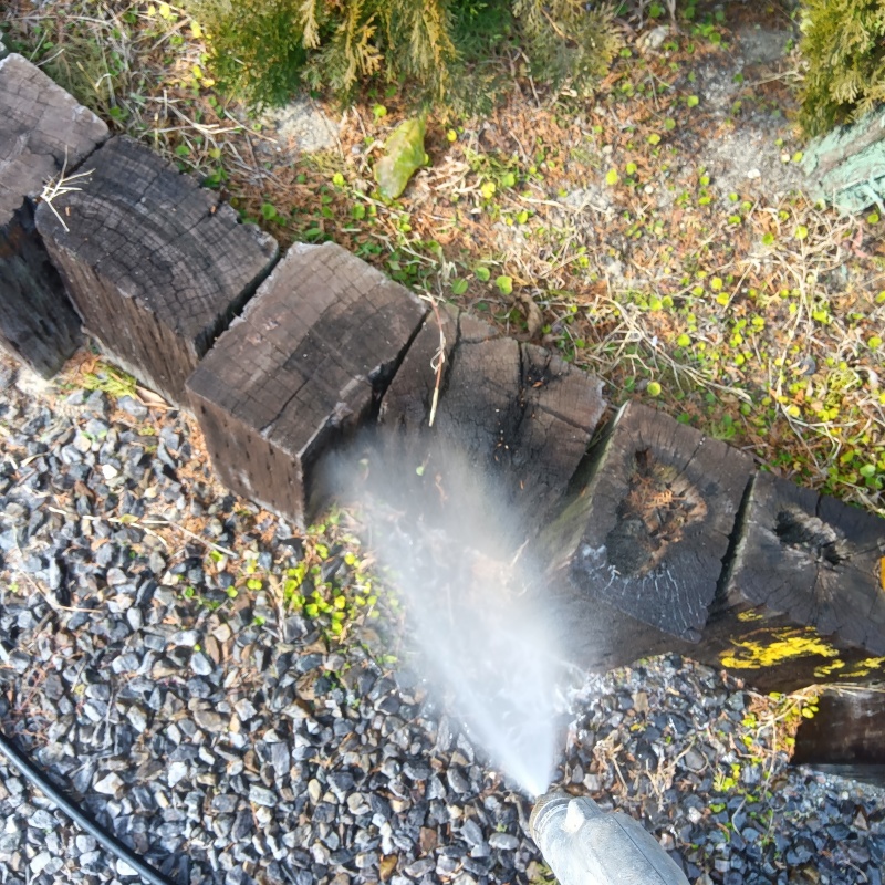 建物外周の土壌に防蟻剤を散布