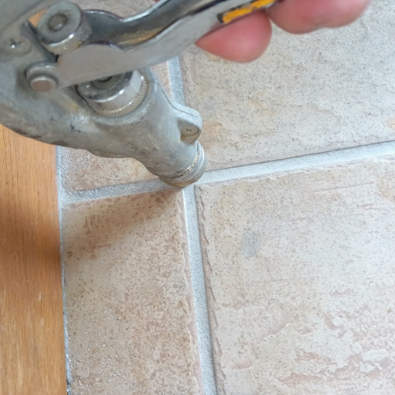 玄関床のタイルの目地から防蟻剤を注入