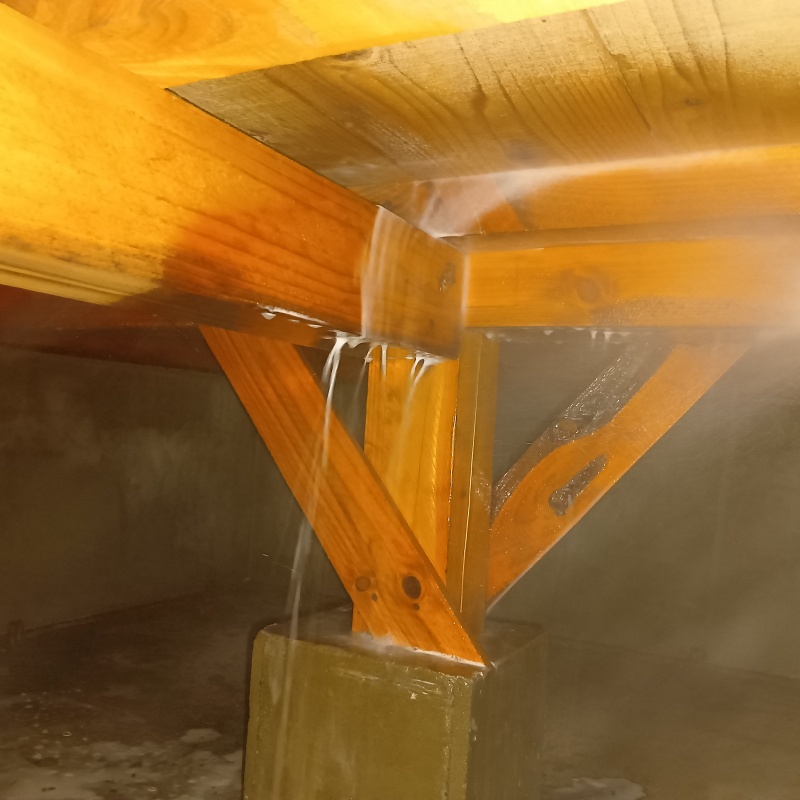 床下木材にシロアリ駆除剤を散布