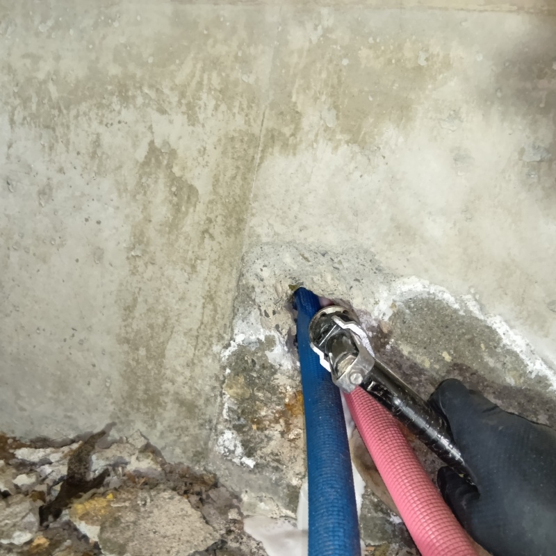 劣化した床下基礎にシロアリ駆除剤を注入