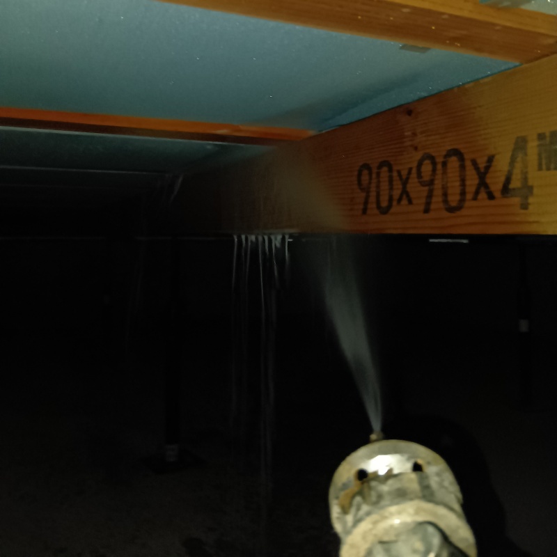 床下の木材に防蟻剤を散布