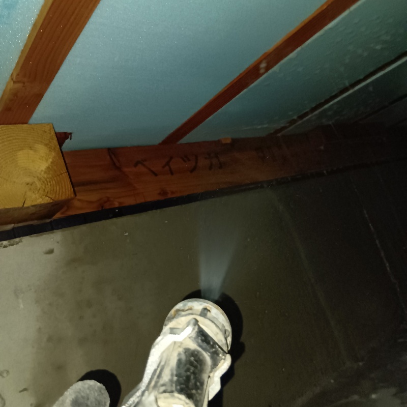 床下の木材に防蟻剤を散布