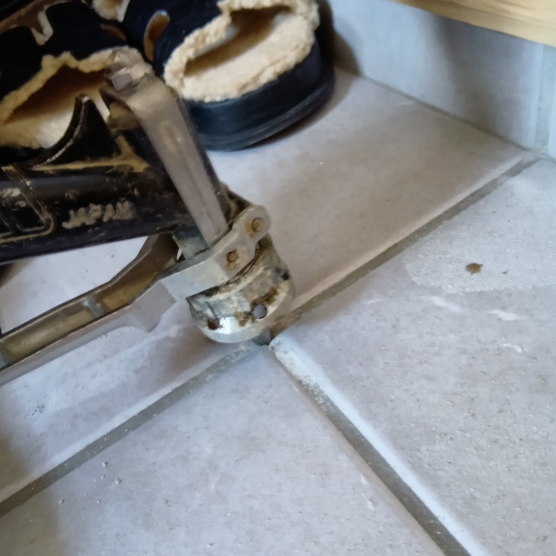 地面に防蟻剤を注入