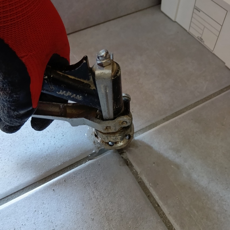 地面に防蟻剤を注入