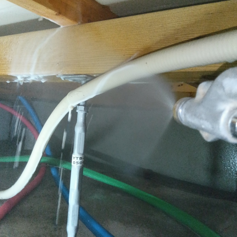 床束と木材が接する部分に防蟻剤を散布