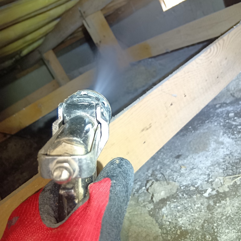 床束に防蟻剤を散布