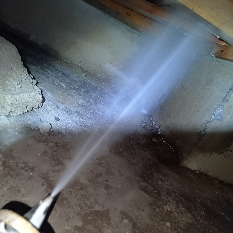 床下木材に防蟻剤を散布する様子