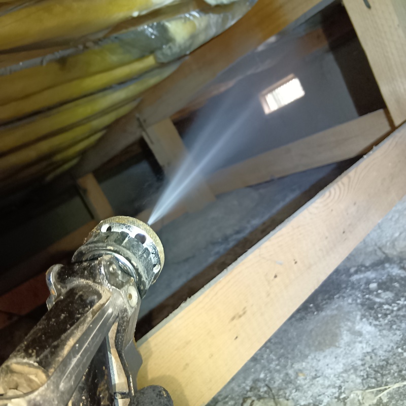 床下換気口まわりに防蟻剤を散布