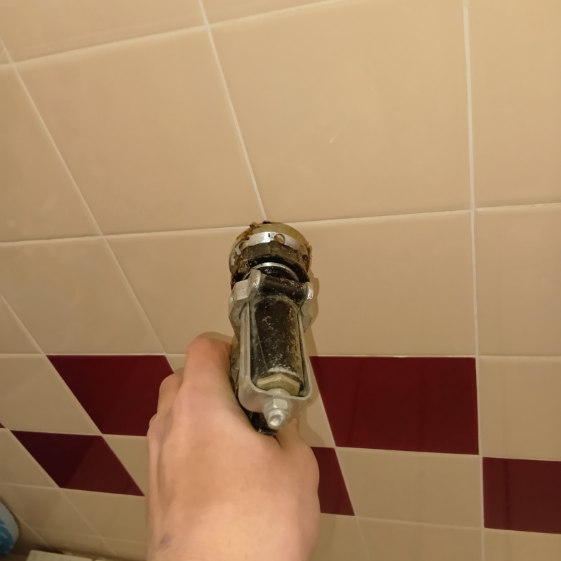 浴室のタイルの目地から防蟻剤を注入