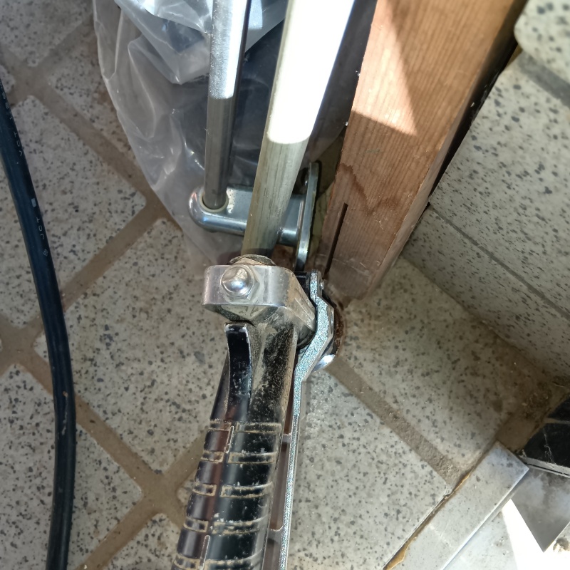 玄関床のタイルの目地から防蟻剤を注入