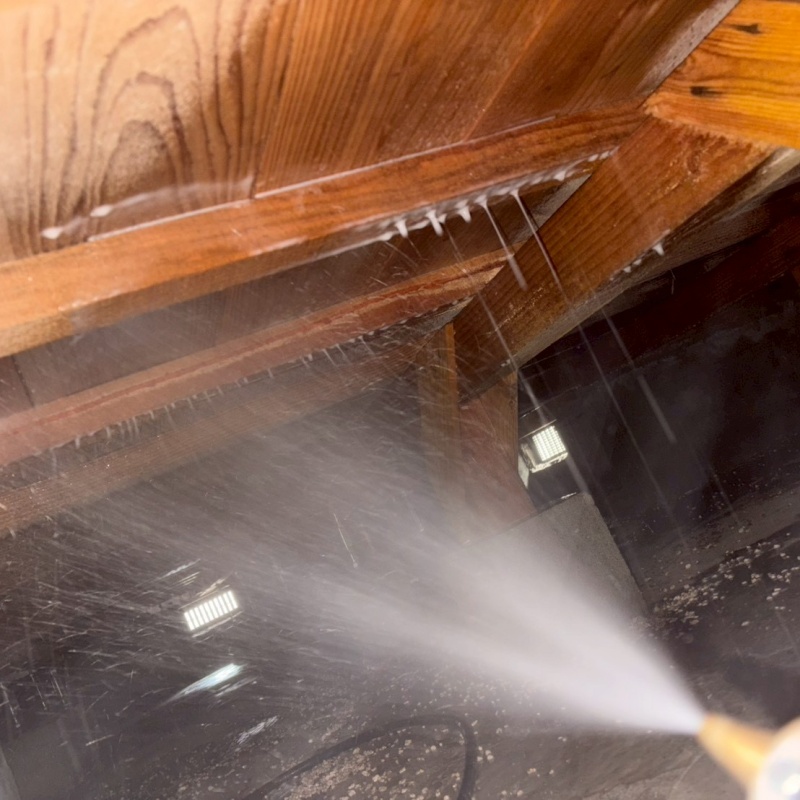 床下の木材に防蟻剤を散布