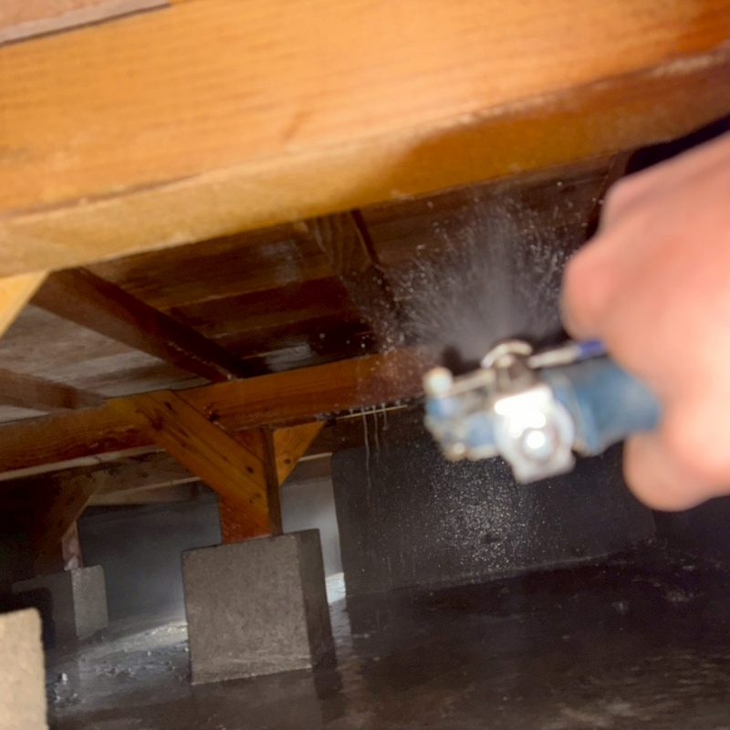 床下の木材に防蟻剤を散布