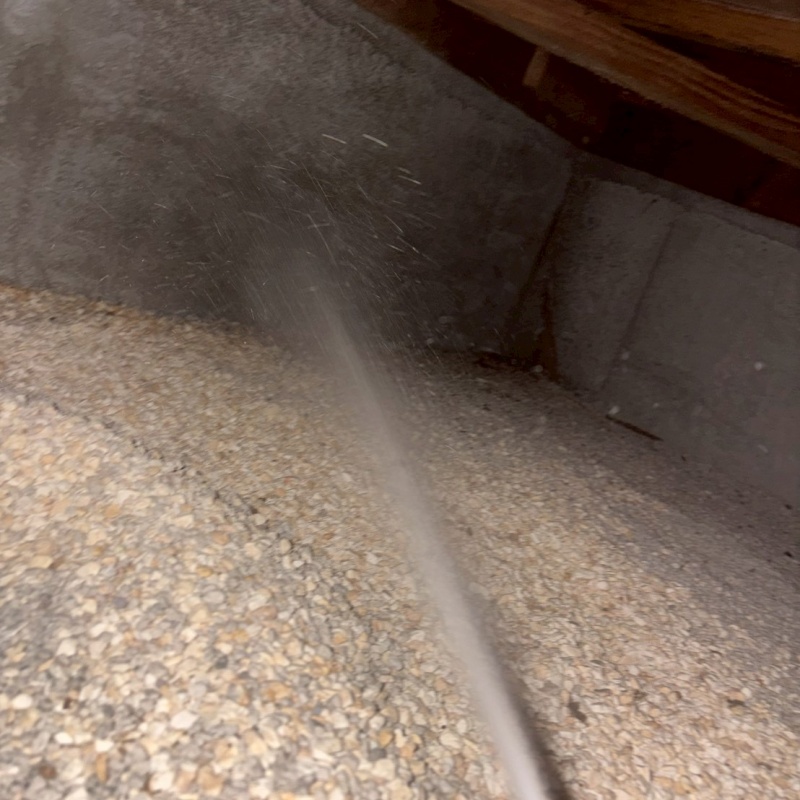 床下の基礎部分に防蟻剤を散布する様子