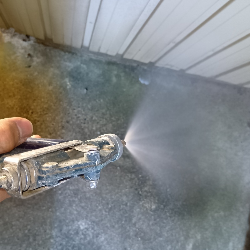 屋外の地面にシロアリ駆除剤を散布