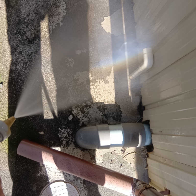 屋外の地面にシロアリ駆除剤を散布