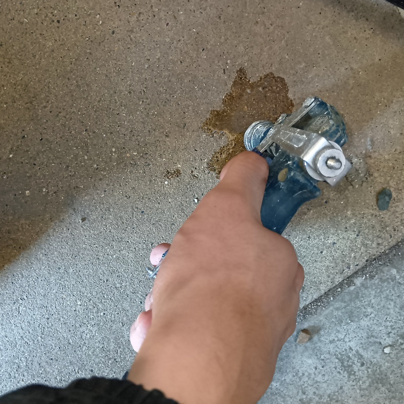 地面にシロアリ駆除剤を注入