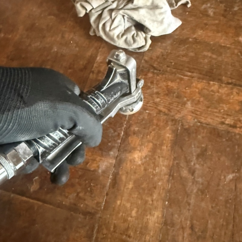 床にシロアリ駆除剤を注入