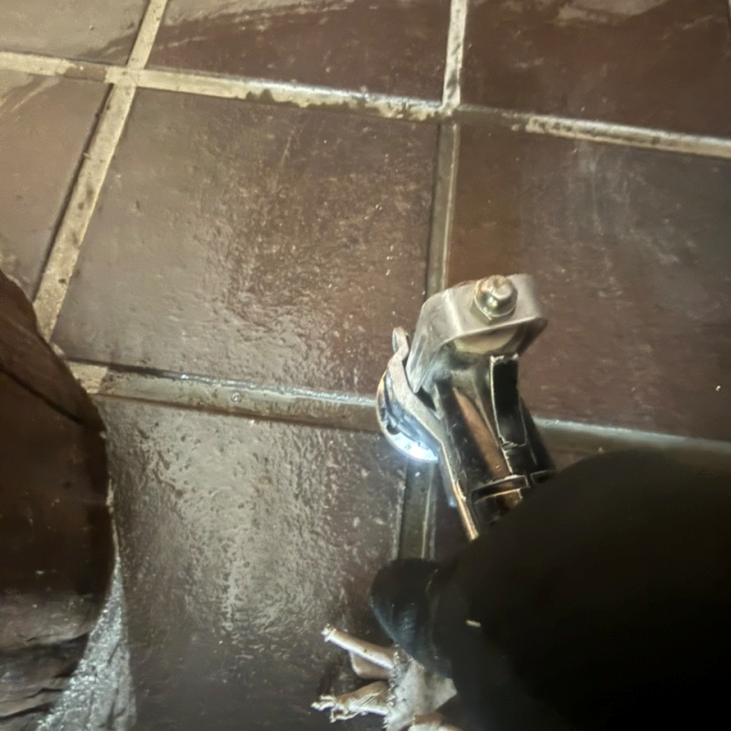 床にシロアリ駆除剤を注入