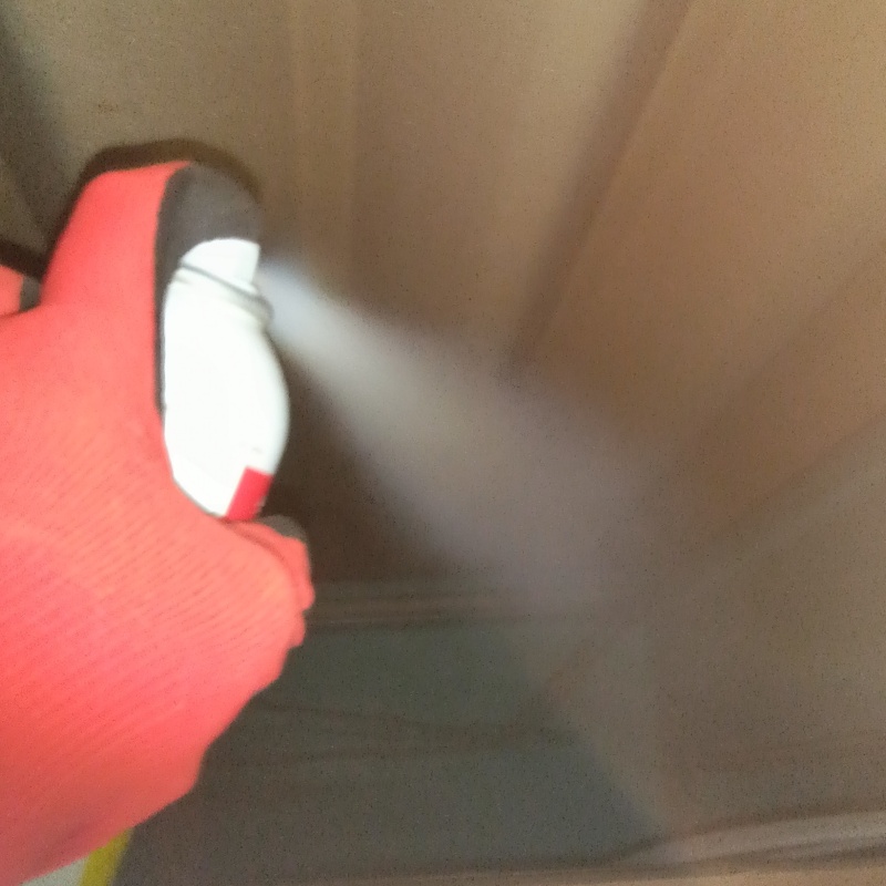 忌避スプレーを散布