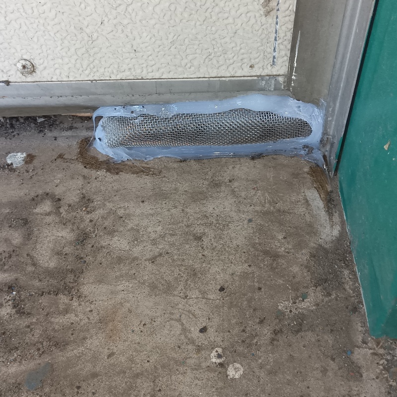 壁と地面が接する部分のすき間を封鎖