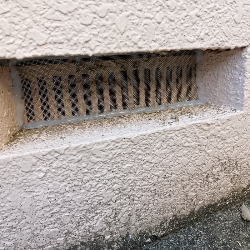 床下換気口をネットとパテで封鎖