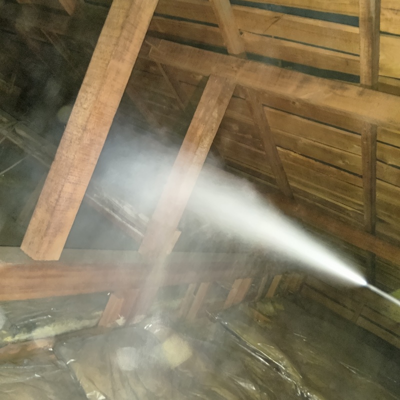 殺虫剤をスプレー