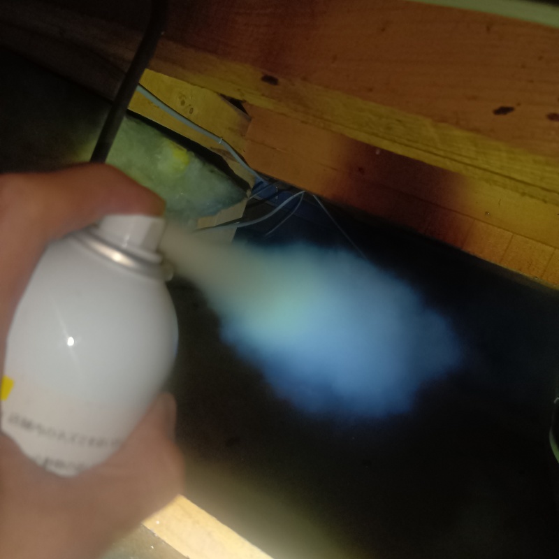 忌避スプレーを散布