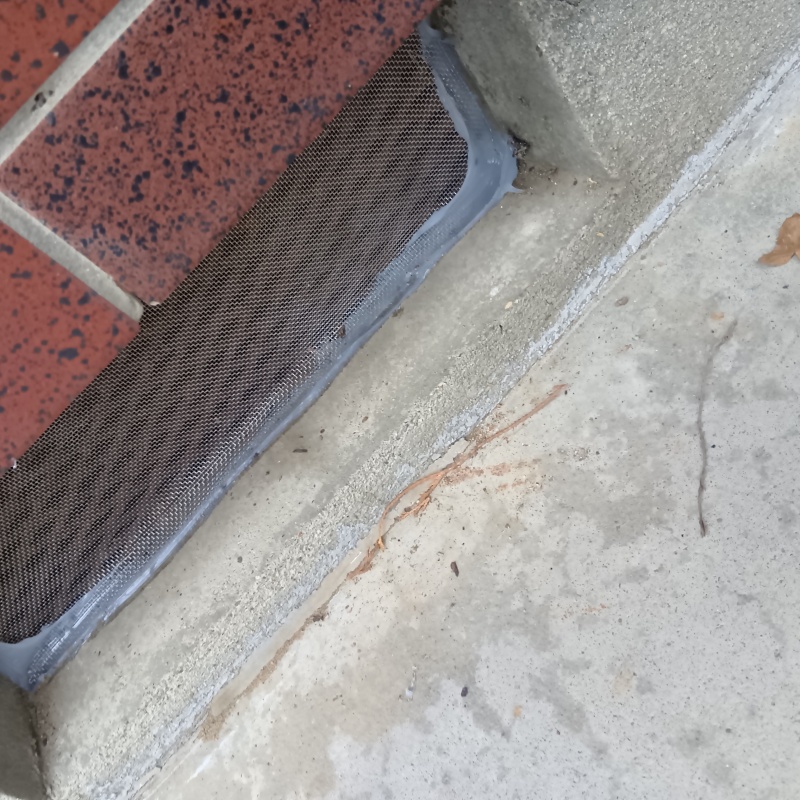 床下換気口をネットとパテで封鎖