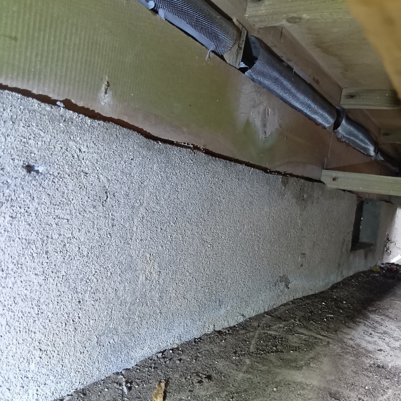 床下の天井と壁の間のすき間を封鎖