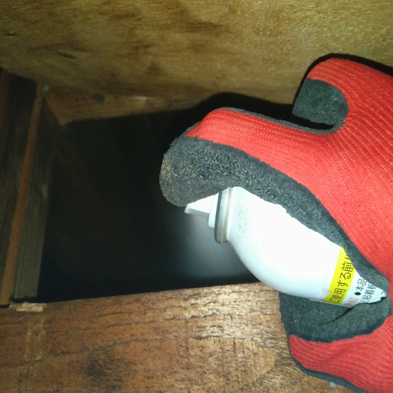 忌避スプレーを散布