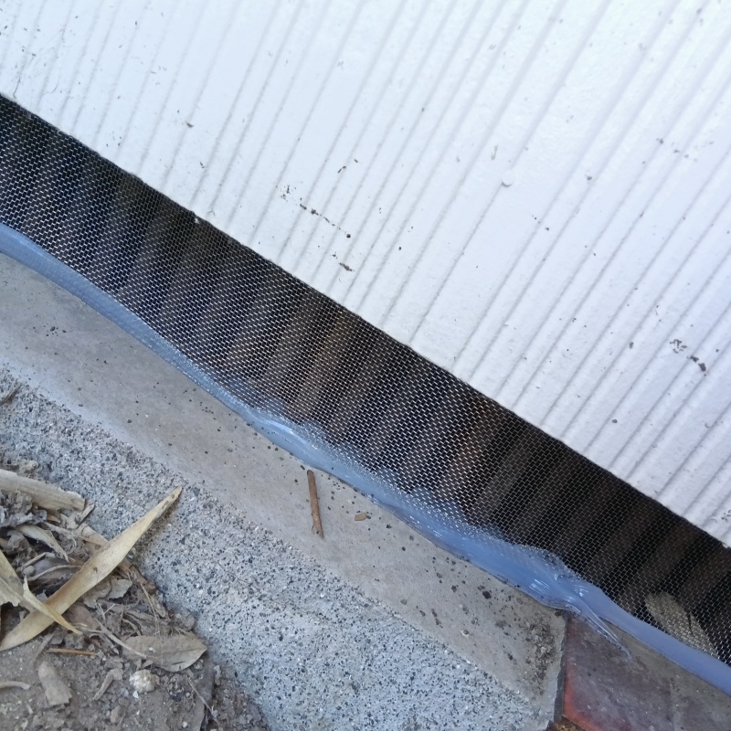 床下の開口部をネットとパテで封鎖