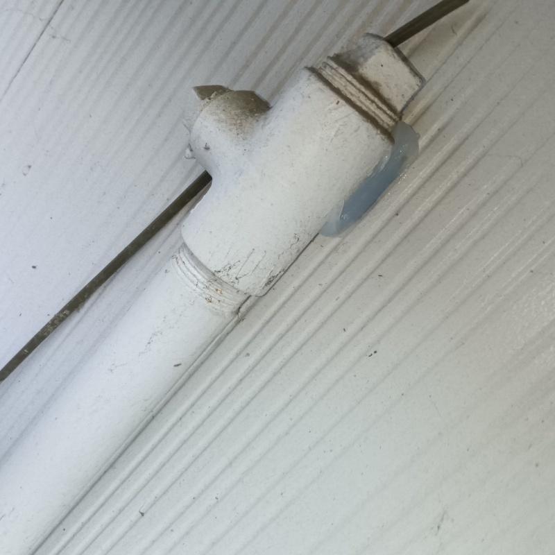 配管と外壁の接合部分のすき間を封鎖