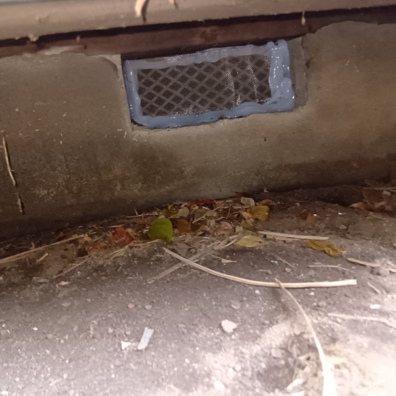 床下換気口をネットとパテで封鎖
