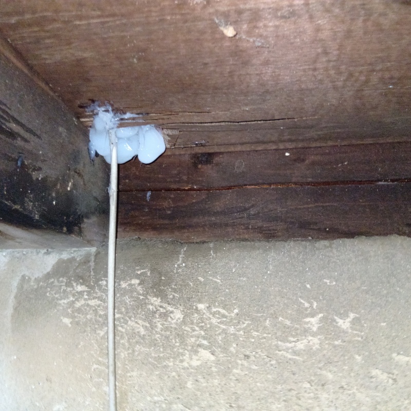 天井の穴をパテで補修