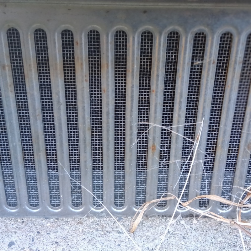 床下換気口のすき間を封鎖