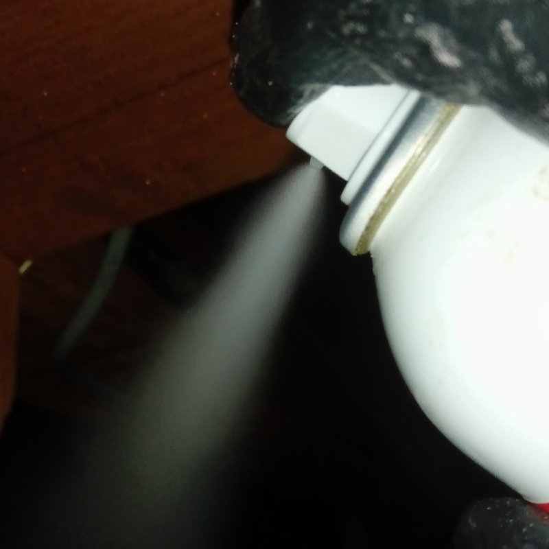 殺虫剤をスプレー