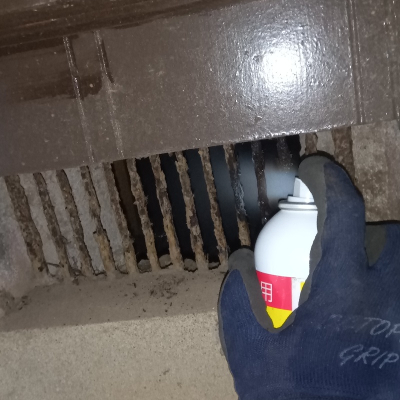 床下換気口から忌避スプレーを散布