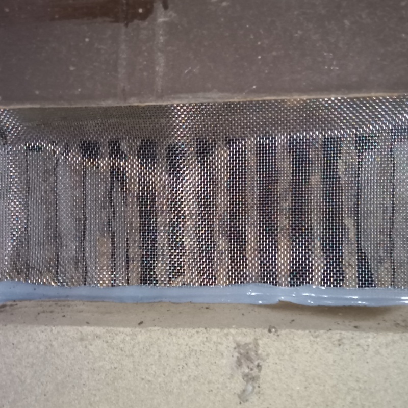 床下換気口をネットとパテで封鎖