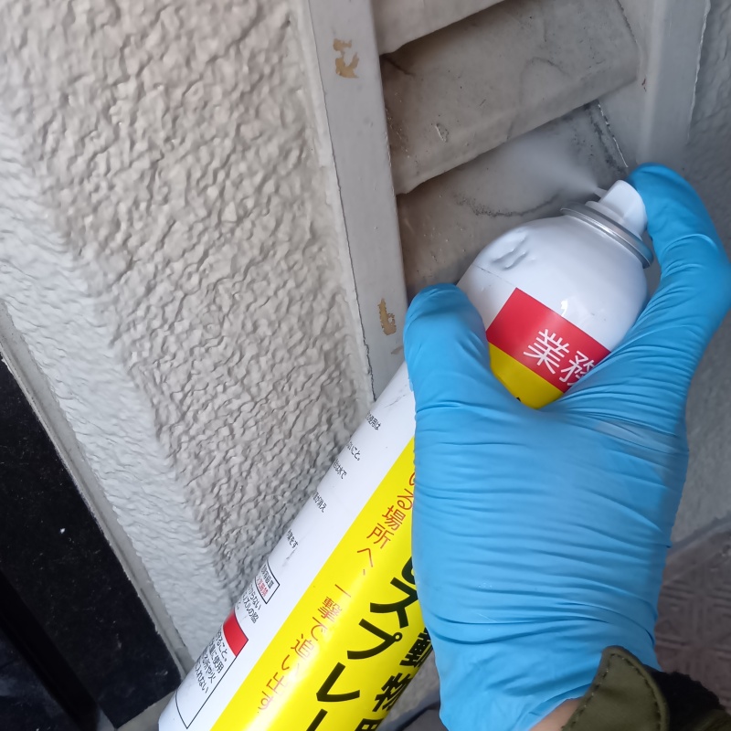 換気窓のすき間から忌避スプレーを散布