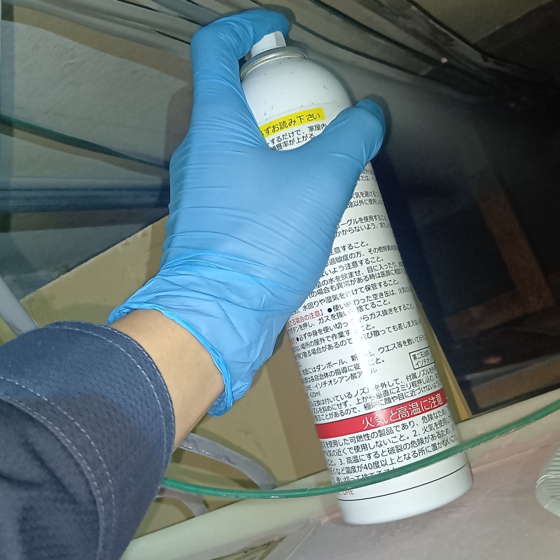 天井裏に忌避スプレーを散布