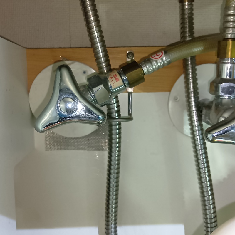 水道管が通る穴のすき間を封鎖