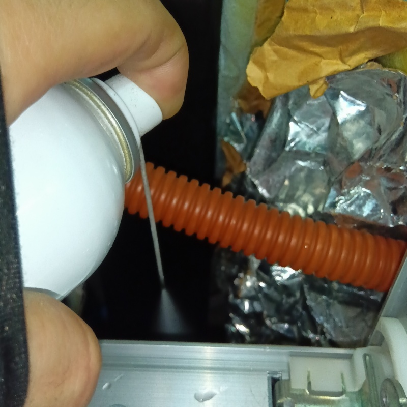 忌避スプレーを散布